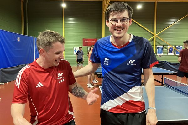 Esteban Herrault et Clément Berthier, pongistes licenciués au TT Joué à Joué-les-Tours participeront aux Jeux paralympiques de Paris 2024 avec l'équipe de France