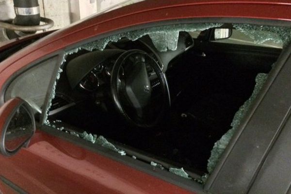 Une trentaine de véhicules vandalisée dans la parking Rivaud à Poitiers dans la nuit du 2 au 3 août 2016.