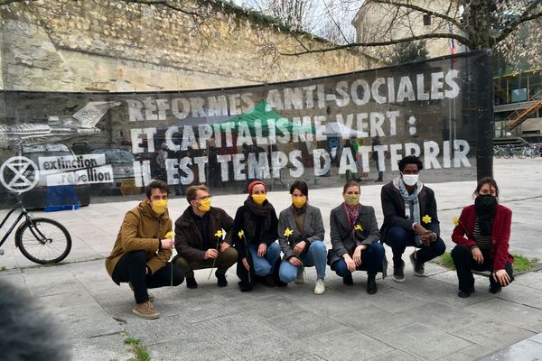 Les sept militants et les associations dont ils dépendent ont organisé une conférence de presse devant le tribunal de Bordeaux avant l'audience.