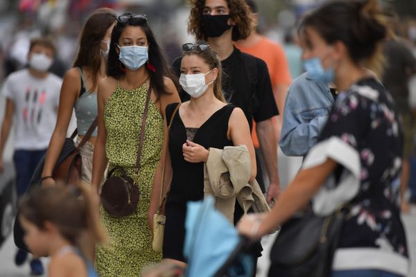 Les jeunes sont les principaux concernés par les nouvelles mesures. Objectif des autorités sanitaires : éviter les rassemblements au cours de soirées, où les gestes barrière et le port du masque ont été trop peu respectés