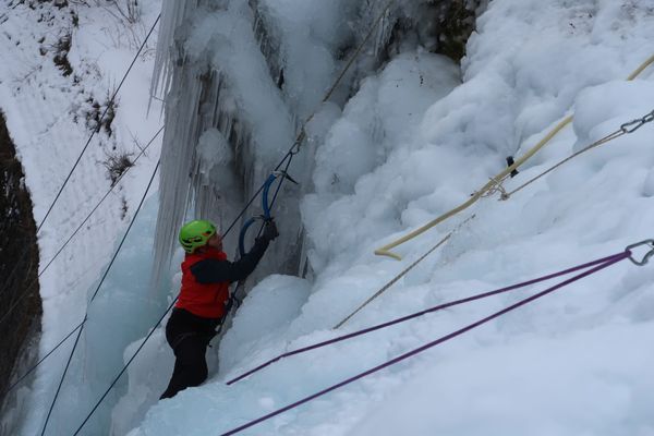 Un grimpeur escalade une cascade de glace le 10 janvier 2020 dans le Queyras.