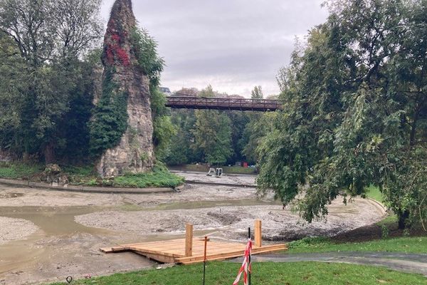 Le lac des Buttes-Chaumont envahi par la vase.