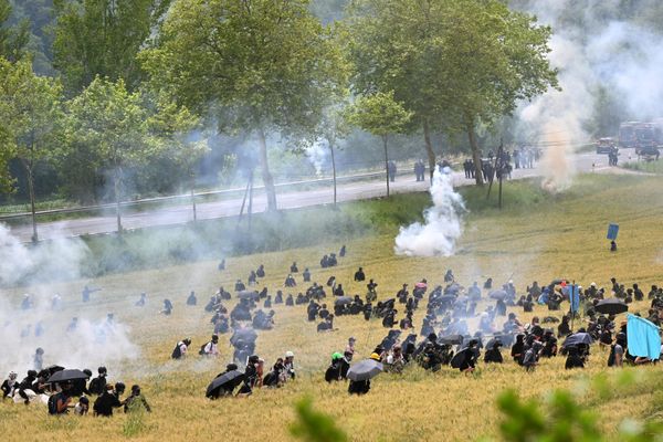 Les forces de l'ordre ont utilisé des grenades GM2L pour disperser les manifestants, mobilisés contre l'autoroute A69, à Puylaurens dans le Tarn, samedi 8 juin 2024.