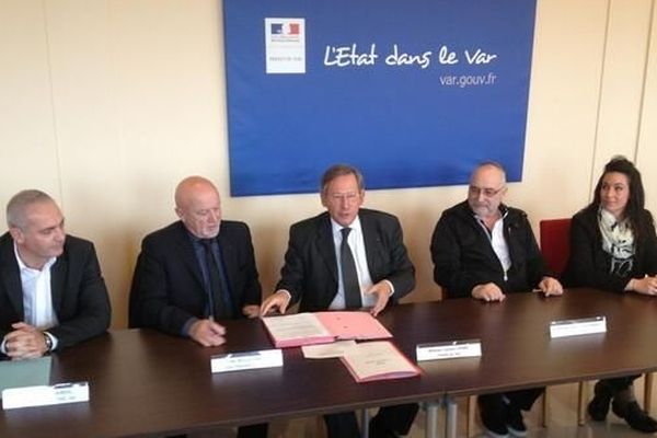 Signature du premier contrat de génération avec l’Office départemental d'éducation et de loisirs du Var, en préfecture à Toulon