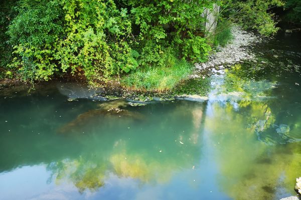 La rivière la Furieuse s'est couverte d'un voile caractéristique d’une pollution aux hydrocarbures. 