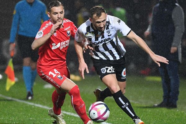 Soirée difficile samedi pour Flavien Tait et ses co-équipiers en blanc et noir d'Angers SCO avec un match nul (1-1) face à l'AS Saint-Etienne.
