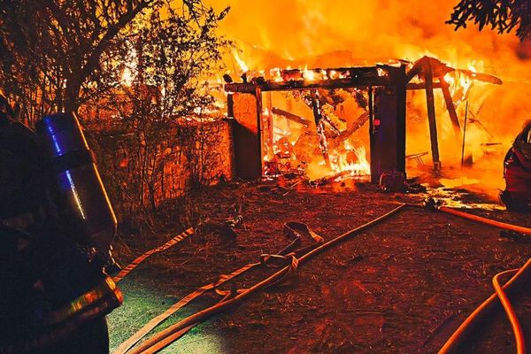 Une femme est décédée dans l'incendie de son chalet dans la nuit.