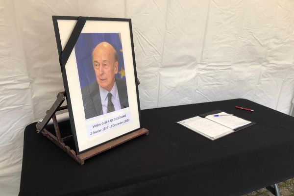 A Chamalières (Puy-de-Dôme), un livre de condoléances a été mis en place ce jeudi 3 novembre, pour que les anciens administrés de Valéry Giscard d'Estaing puissent rendre hommage à leur président.