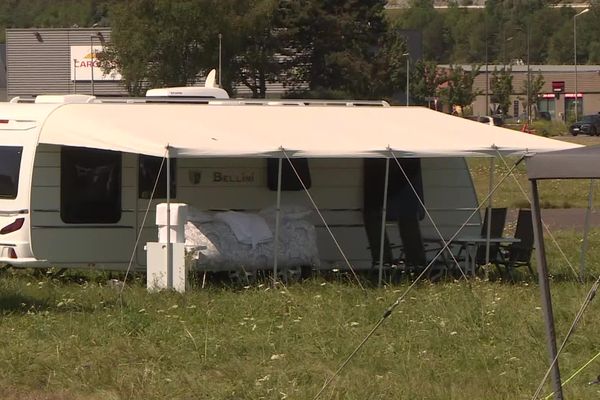 Des caravanes installées sur le site de l'aérodrome d'Arbent/Oyonnax, le 2 août 2024.