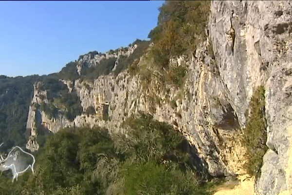 Michel Chiche ,délégué régional de France 3 Rhône Alpes (à gauche), supervise la préparation des plateaux du week -end assurés notamment par Paul Satis.     