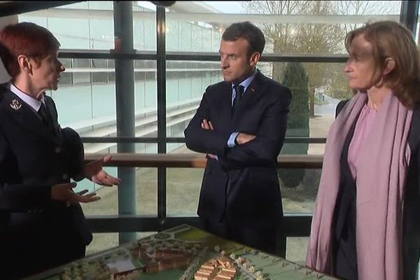 Emmanuel Macron entouré de la directrice de l'ENAP Sophie Bluet et la ministre de la Justice Nicole Belloubet