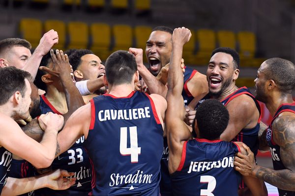 La joie des basketteurs strasbourgeois qui se qualifient pour la phase finale de la basket champions league.