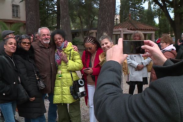 Photo de famille à Cannes des décennies après leur arrivée à Cannes dans ce foyer.