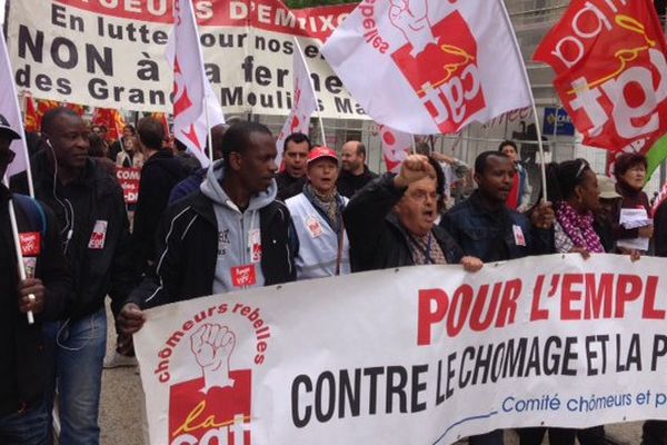 Environ deux mille personnes participent au défilé du 1er mai à Marseille. 