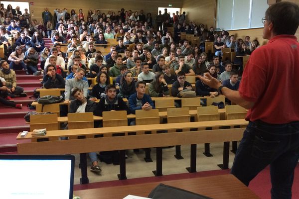 Les enseignants de STAPS ont débrayé afin de sensibiliser leurs élèves aux nombreux problèmes de leur filière.