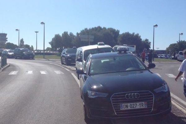 les taxis à l'entrée de l'aéroport de Fréjorgues