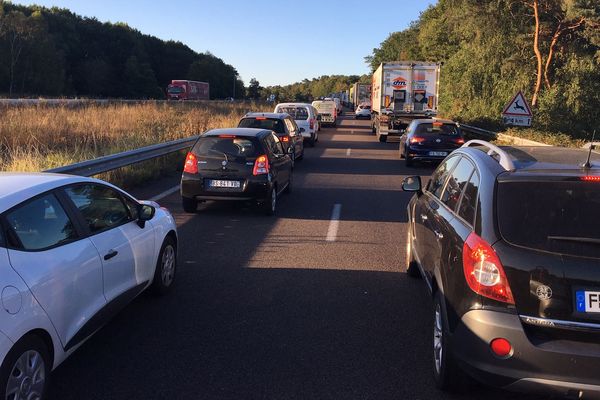 A 9h ce matin sur l'A13 dans le sens Caen-Paris, l'accident du viaduc de Oissel crée toujours des embouteillages. 