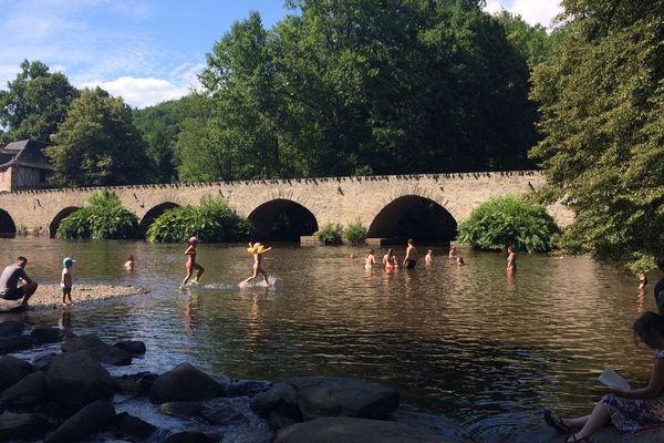 Au pied du pont du Saillant, la Vézère attire les amoureux de baignade en pleine nature.