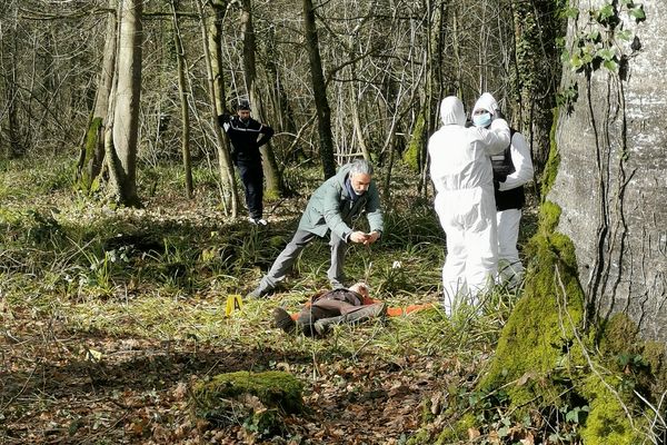 Le corps d'un homme, une flèche plantée dans l'œil, a été découvert dans une forêt près de Bayeux. C'est le point de départ d'un nouveau téléfilm de la série "Meurtre à ...."