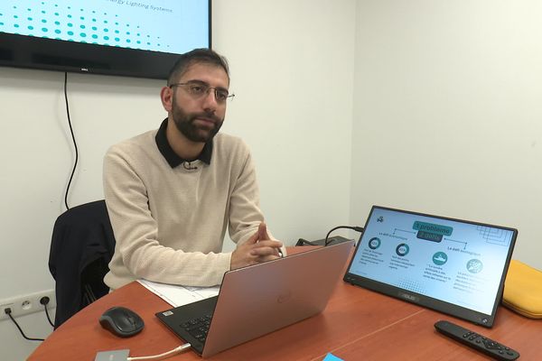 Ali Haydar Sari dans son bureau, en pleine explication de son projet de solution écologique de remplacement des lampes d'éclairages publics.