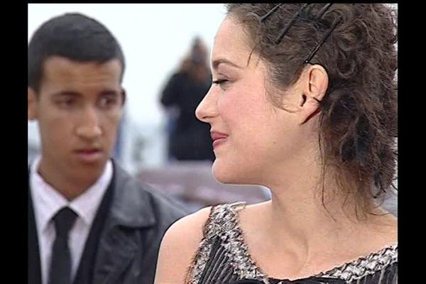 Au premier plan, Marion Cotillard sourit aux photographes. Dans son ombre, le jeune Alexandra Benalla. Nous sommes en juin 2007. Il n'a pas 16 ans.