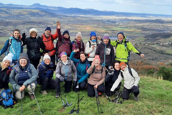 Deux fois par mois, les 1ers et 3e dimanches, une randonnée est organisée avec ces quelques femmes qui ont été atteintes ou sont atteintes d'un cancer du sein. Elles randonnent en Auvergne mais aussi au-delà.