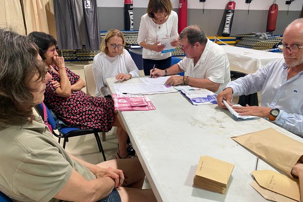 Dans un bureau de vote des Alpes-Maritimes lors des élections européennes, le 9 juin 2024.