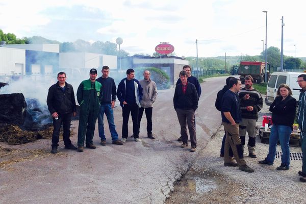 Des éleveurs ont bloqué l'accès de l'abattoir de Venarey-les-Laumes, ce jeudi 7 mai 2015.