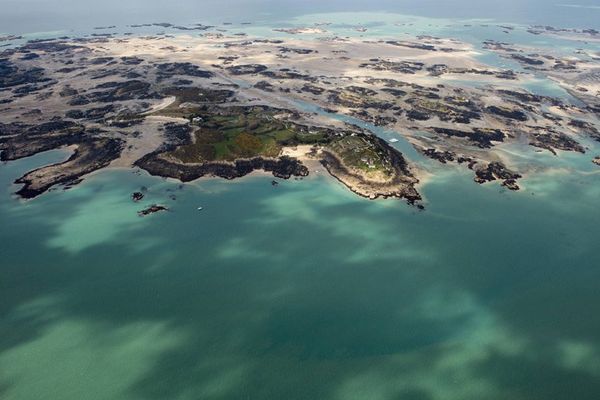 Archives. Vue aérienne de l’archipel des îles Chausey au large de Granville et Saint-Malo , à marée basse par coefficient de grande marée le 21 mars 2015