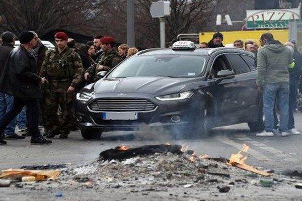 Les chauffeurs de taxis ont pratiquement tous levé la mobilisation entamée trois jours plus tôt, dans la nuit de jeudi à vendredi, après une réunion avec Manuel Valls qui a annoncé un renforcement des contrôles des VTC, leurs bêtes noires.
