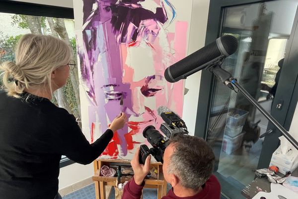 L'artiste Elisabeth Besnier peint le visage de Soledad, une jeune femme de 23 ans.