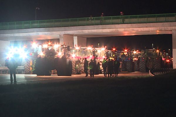 Des tracteurs sur l'A6 à hauteur de Pouilly-en-Auxois (Côte-d'Or) dans la nuit du 25 au 26 janvier 2024.