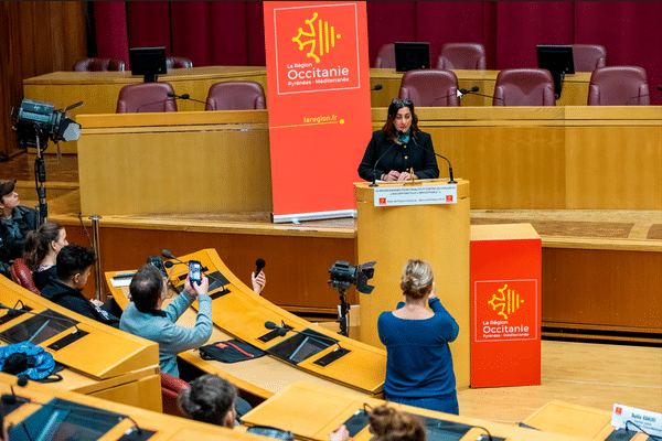 Nadia BAKIRI, Conseillère Régionale Déléguée à l’égalité et à la lutte contre les violences, lors du procès fictif organisé à Toulouse pour la journée du 8 mars.