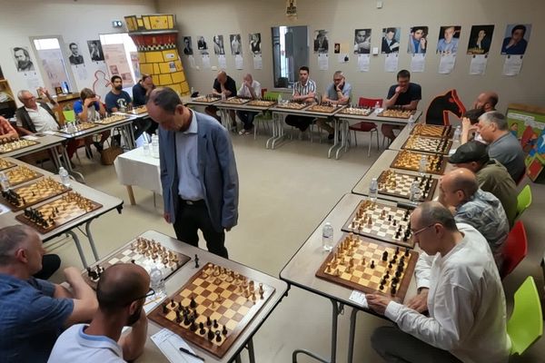 Un maître des échecs affronte 23 joueurs simultanément à Clermont-Ferrand.