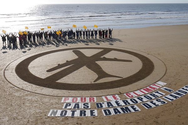 Beach-Art Anti NDDL par JBen, réalisateur, concepteur