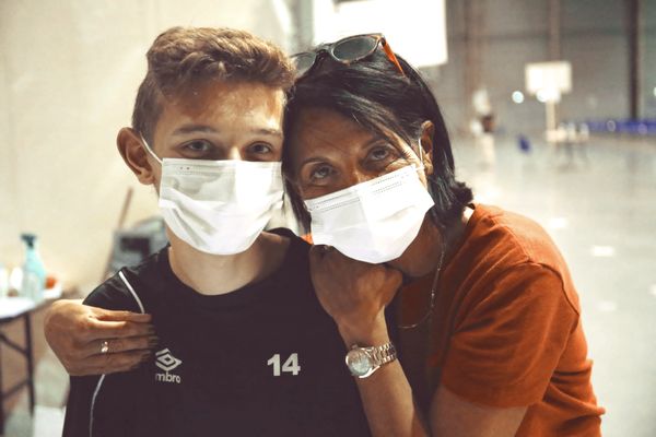 Matt Vilain, jeune bénévole, et Saliha Grévin, directrice du centre de vaccination