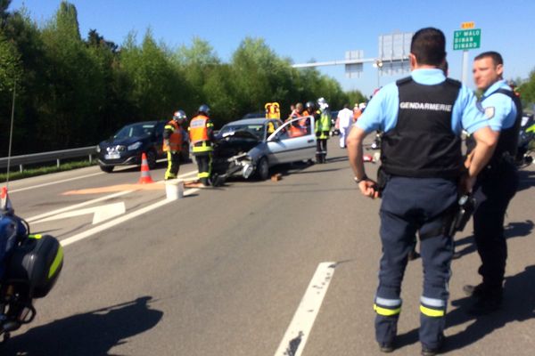 Deux véhicules se sont percutés frontalement dimanche 9 avril sur la rocade de Rennes.