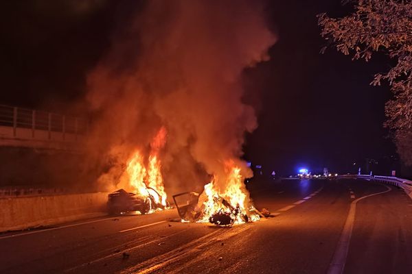 Dans cet accident, deux véhicules ont été entièrement détruits par les flammes. Cinq personnes ont été hospitalisées, dont un conducteur dans un état grave.