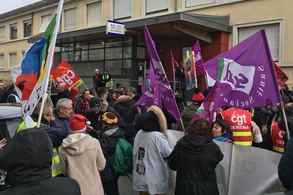 Devant le commissariat, les manifestants réclament la libération de deux lycéens et un étudiant interpellés devant le lycée Chevrollier, le 10/12/2019