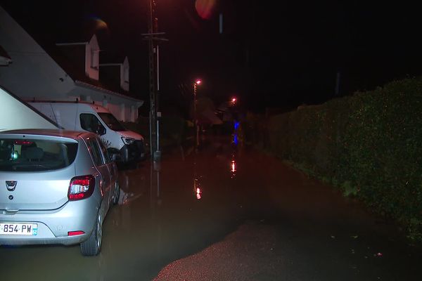 À Hesdigneul-lès-Boulogne dans le Pas-de-Calais, la place Pauchet est inondée à chaque alerte météo, comme dans la soirée du 19 novembre 2024.