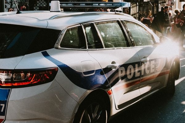 Le conducteur de la Peugeot 207 a refusé d'obtempérer.