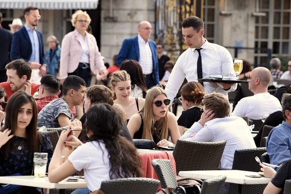 Une terrasse prise d'assaut. Le monde "d'avant" quand il était possible d'être en terrasse sans masque.