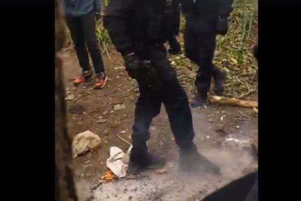 Sur la vidéo publiée par le Collectif d'Aide aux migrants de Ouistreham, des gendarmes mobiles sont filmés en train d'éteindre un feu allumé par des migrants.