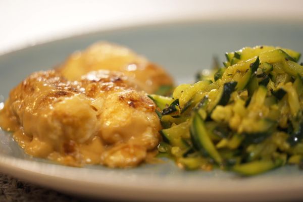 Un succulent gratin de quenelles de truite accompagné d'une poêlée de courgettes.