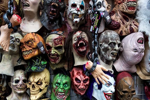 Des masques d'Halloween vendus sur un étal (photo d'illustration)