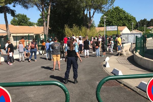 Un dispositif policier a été déployé à l'entrée du grouep scolaire Albert-Dubout à Saint-Aulnès (Hérault) ce 3 juin 2021.