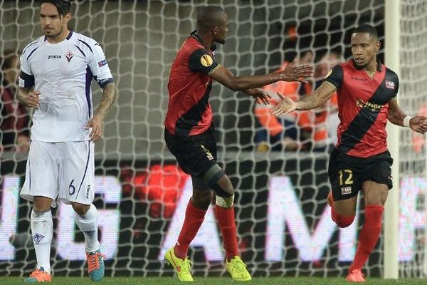 Le Costarmoricain Claudio Beauvue (à droite) félicité par son coéquipier Moustapha Diallo après le penalty réussi lors de la rencontre de Ligue Europa entre Guingamp et  la Fiorentina - 27/11/2014