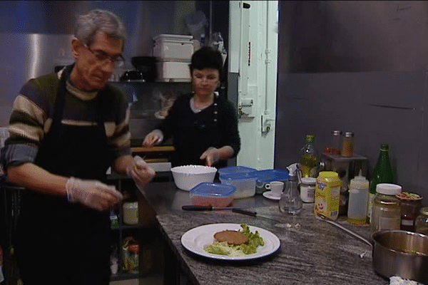 Bader et son épouse s'affairent en cuisine.