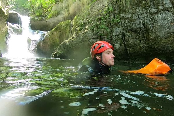 Une des conditions pour s'adonner au canyoning : savoir nager.