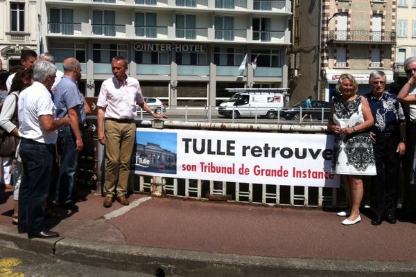 Des banderoles ont été déployées ce lundi matin sur les principaux ponts de la ville